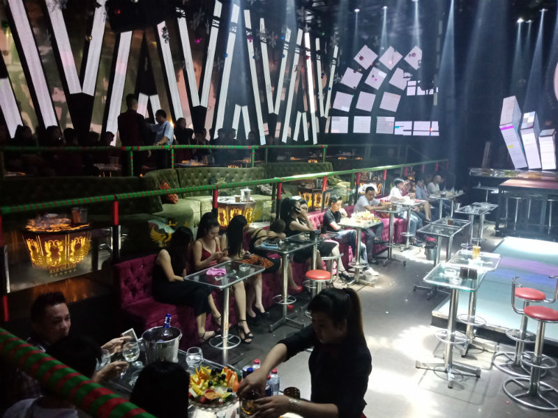 Hơn 100 cảnh sát đột kích 2 quán bar ăn chơi bậc nhất Sài Gòn