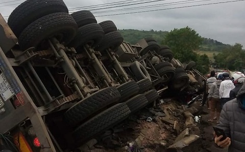 Lật xe đầu kéo chở phân bón, tài xế cùng phụ xe tử nạn