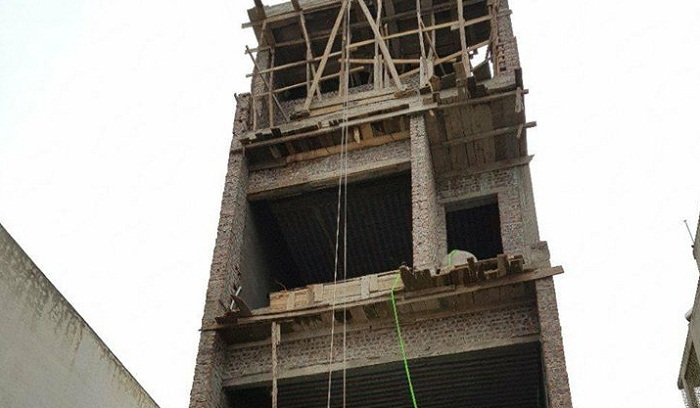 Người đàn ông tử vong trong nhà đang xây, trên tay cầm kim tiêm