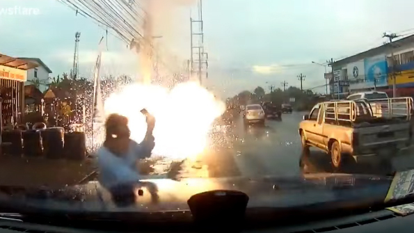 10 clip 'nóng': Chập điện nổ tung toé dây rớt xuống đầu người đàn ông