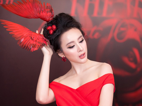 Angela Phương Trinh đội mũ tổ chim đầy quyến rũ