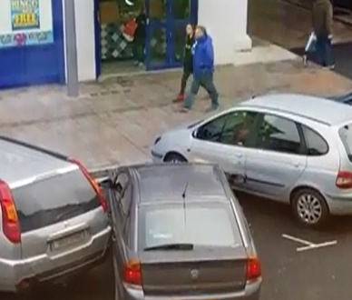 Nữ tài xế gây 'choáng' vì đỗ xe bất chấp tất cả