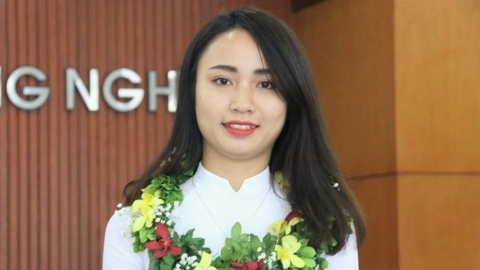 Nữ sinh được chọn trao