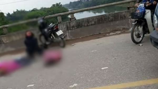 Mẹ khóc lịm bên 2 con gái bị ô tô cán tử vong
