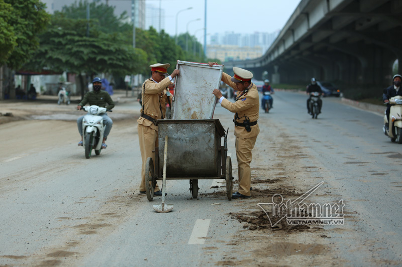 CSGT Hà Nội lui cui dọn đường ngày cuối năm