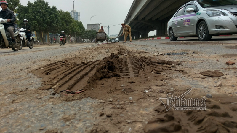 CSGT dọn bùn đất