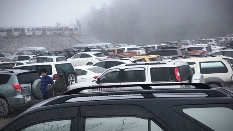 Sa Pa chìm trong biển người, 3 tiếng di chuyển được 30km