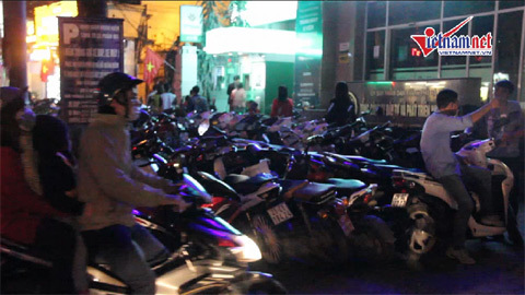 Trông xe máy hồ Gươm