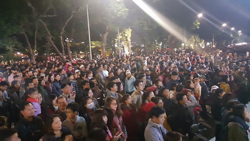 Chen nhau trên Hồ Gươm chờ năm mới