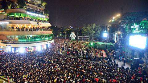 Biển người đổ ra đường đón năm mới 2018