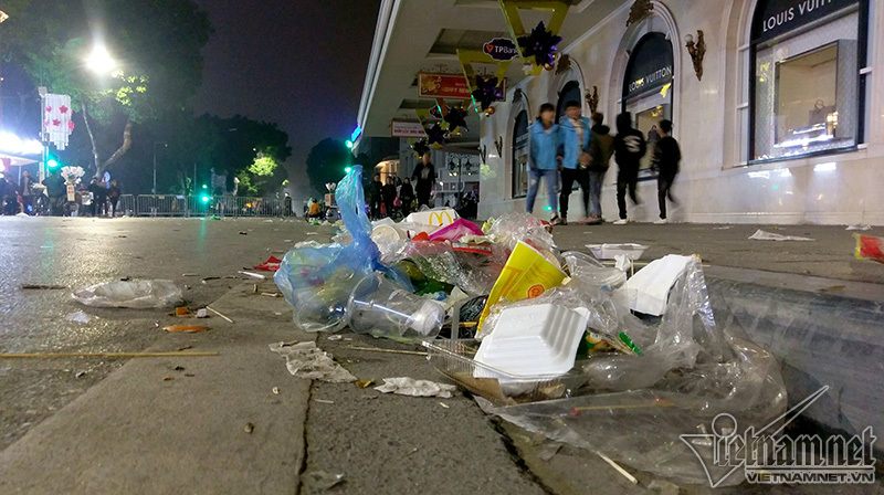 Sau phút giao thừa, quanh Hồ Gươm như cuộc tàn của bàn nhậu