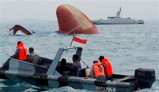 Chìm tàu ở Indonesia, 8 người thiệt mạng