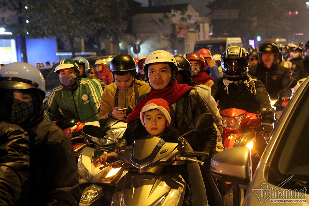 Người dân ùn ùn trở về Hà Nội, Sài Gòn sau kỳ nghỉ Tết Dương lịch