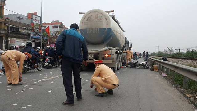Hà Nội: Bị xe bồn cuốn vào gầm, 2 người tử vong