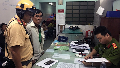 CSGT bắt tài xế Grab giật điện thoại của nữ du khách Thái Lan