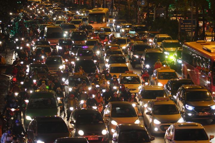 Gia tăng ùn tắc, cảnh báo ô nhiễm: Hà Nội lên kế hoạch hành động