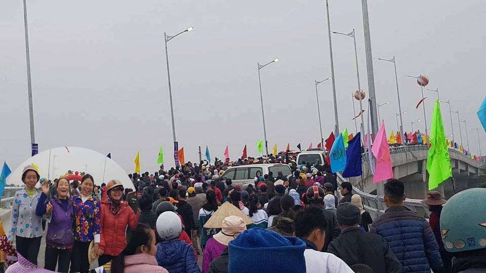 Có cầu 'sinh đôi', dân kéo đi xem đông chưa từng thấy