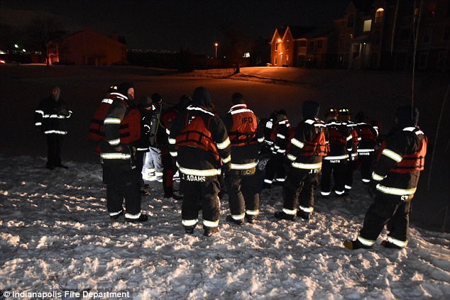 Xem giải cứu người phụ nữ lao xe xuống hồ nước đóng băng