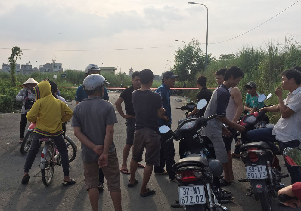 Người đàn ông cháy đen, cạnh xe đạp thể thao ở Sài Gòn