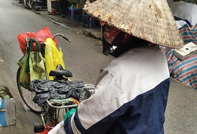 Bất ngờ với chiếc vòng vàng của chủ công ty bất động sản trong đống phế liệu