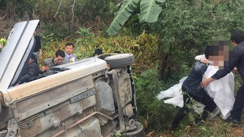 Lật xe hoa, giải cứu cô dâu như phim hành động