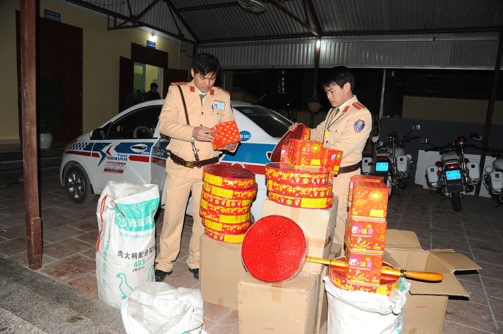 Công an liên tiếp bắt giữ vận chuyển pháo lậu