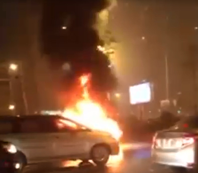 Ô tô cháy ngùn ngụt giữa đường, nhiều tài xế lại gần quay phim, chụp ảnh