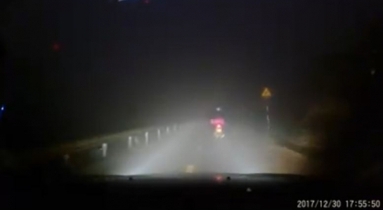 Ô tô soi đèn cho xe máy trên đường tối khiến dân mạng cảm phục