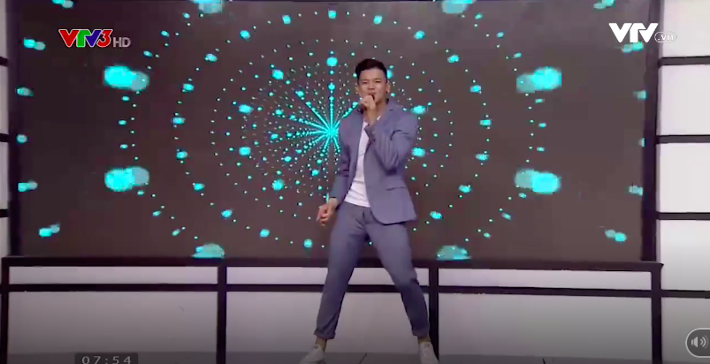 Sự cố trên sân khấu đầu năm mới khiến Trọng Hiếu tái mặt