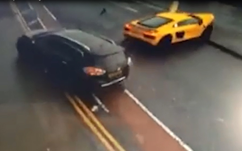 Khoảnh khắc siêu xe 3 tỷ húc bắn xe đang đỗ lên cao