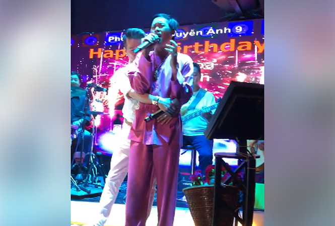 Đàm Vĩnh Hưng ôm Hoài Linh song ca 'Thương hoài ngàn năm'