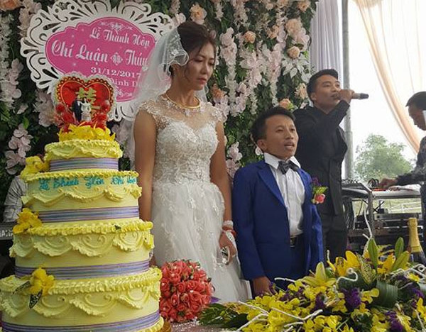 Đám cưới cổ tích của chú rể Thanh Hóa thấp hơn vợ 50 cm