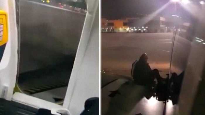 Bức xúc vì chờ lâu, hành khách trèo ra cánh máy bay