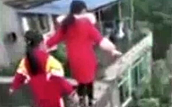 Hốt hoảng clip 3 học sinh mạo hiểm đi dọc bờ tường hẹp