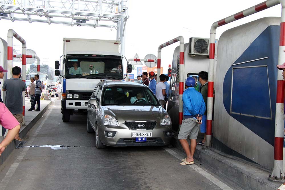 Tài xế phản đối, BOT Cần Thơ - Phụng Hiệp ùn tắc nghiêm trọng