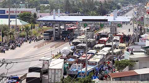 Hành khách mệt mỏi chờ thoát khỏi kẹt xe ở BOT Cần Thơ - Phụng Hiệp