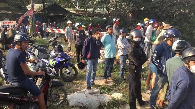 Nhậu xỉn bị rơi sông, tự bơi vào bờ về nhà ngủ để mặc người nhái mò lặn