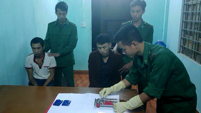 Bị phát hiện, 2 thanh niên ném 300 viên ma túy vào vườn chuối