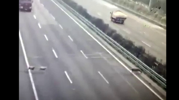 Tai nạn kinh hoàng trên cao tốc vì không quan sát