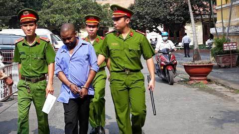 Đang rút tiền, người đàn ông nước ngoài bị bắt trong sự ngỡ ngàng
