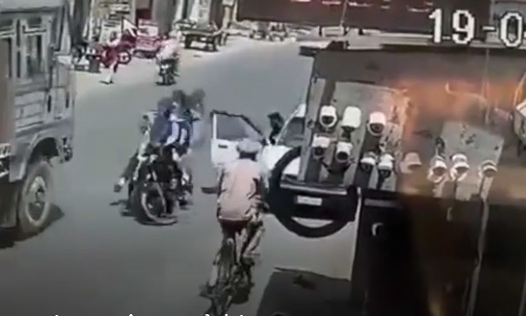 Mở cửa xe không quan sát - Hậu quả lớn