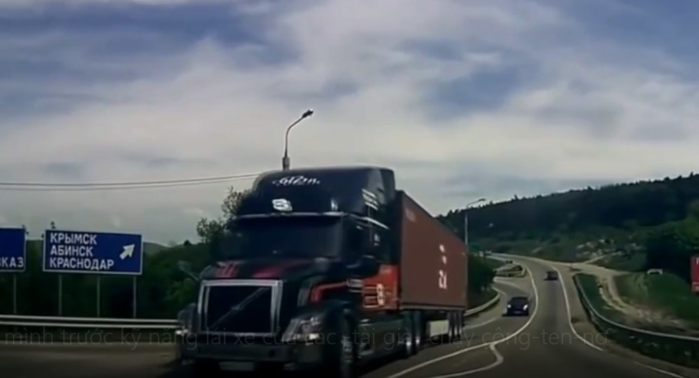 Nghiêng mình trước kỹ năng lái xe của các 'tài già' chạy công-ten-nơ