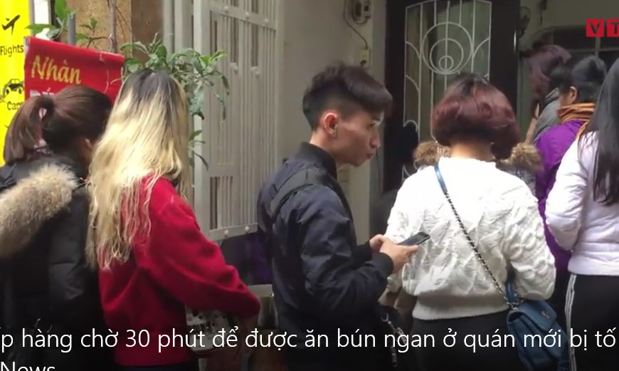 Xếp hàng 30 phút để được ăn bún ngan ở quán mới bị tố chửi người già