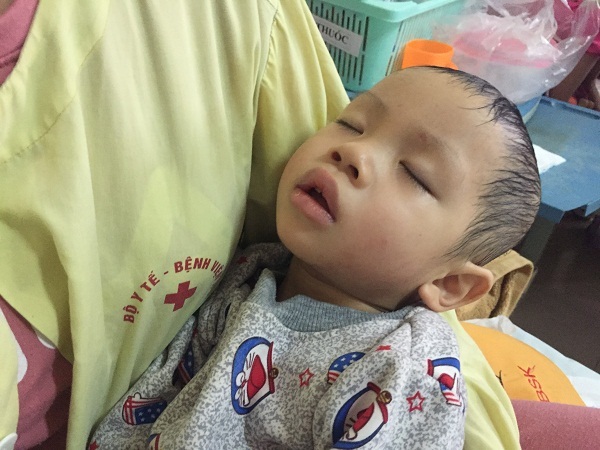 Mắc u nguyên bào thần kinh, tính mạng bé trai 2 tuổi bị đe dọa
