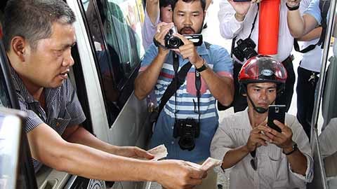 Tài xế đẩy bộ xe, dùng tiền lẻ mua vé BOT Cần Thơ – Phụng Hiệp