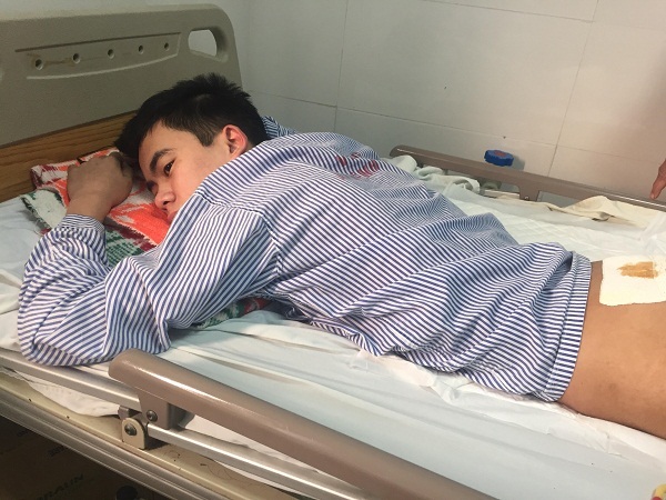 Con trai nằm liệt, mẹ già nghĩ tới tương lai mà lau nước mắt