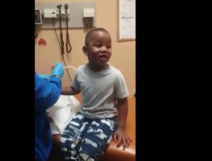 Clip: Cách khiến cậu bé tiêm liền 3 mũi mà không hề sợ hãi