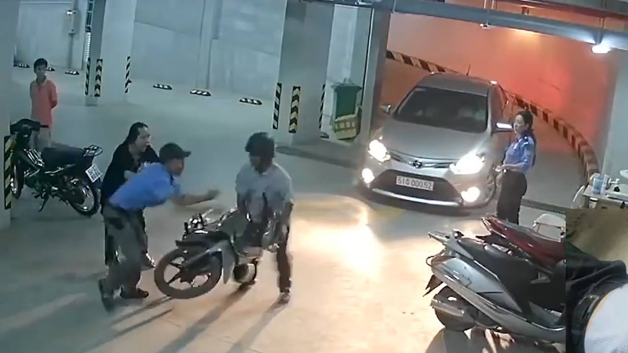 Bảo vệ chung cư đánh người già nhập viện