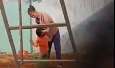 Xử phạt bảo mẫu hành hạ bé trai giữa giá lạnh