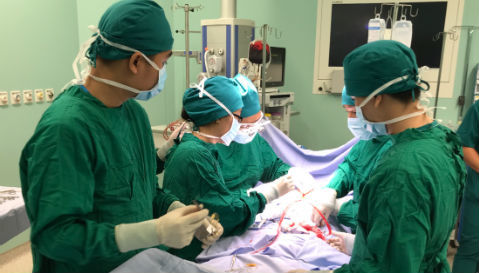 Cứu bé gái bị mảnh sành ghim vào cổ, ngưng tim